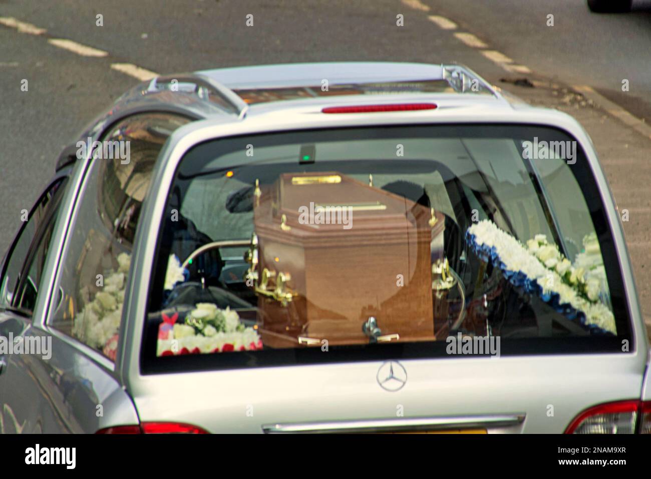 Cercueil dans le beck d'une corbillard Banque D'Images