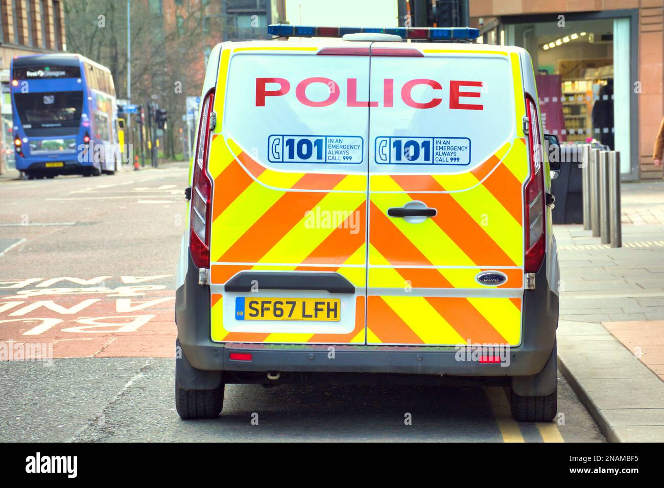 Historique de bus police Ecosse alba poleas 911 van car Glasgow, Ecosse, Royaume-Uni Banque D'Images