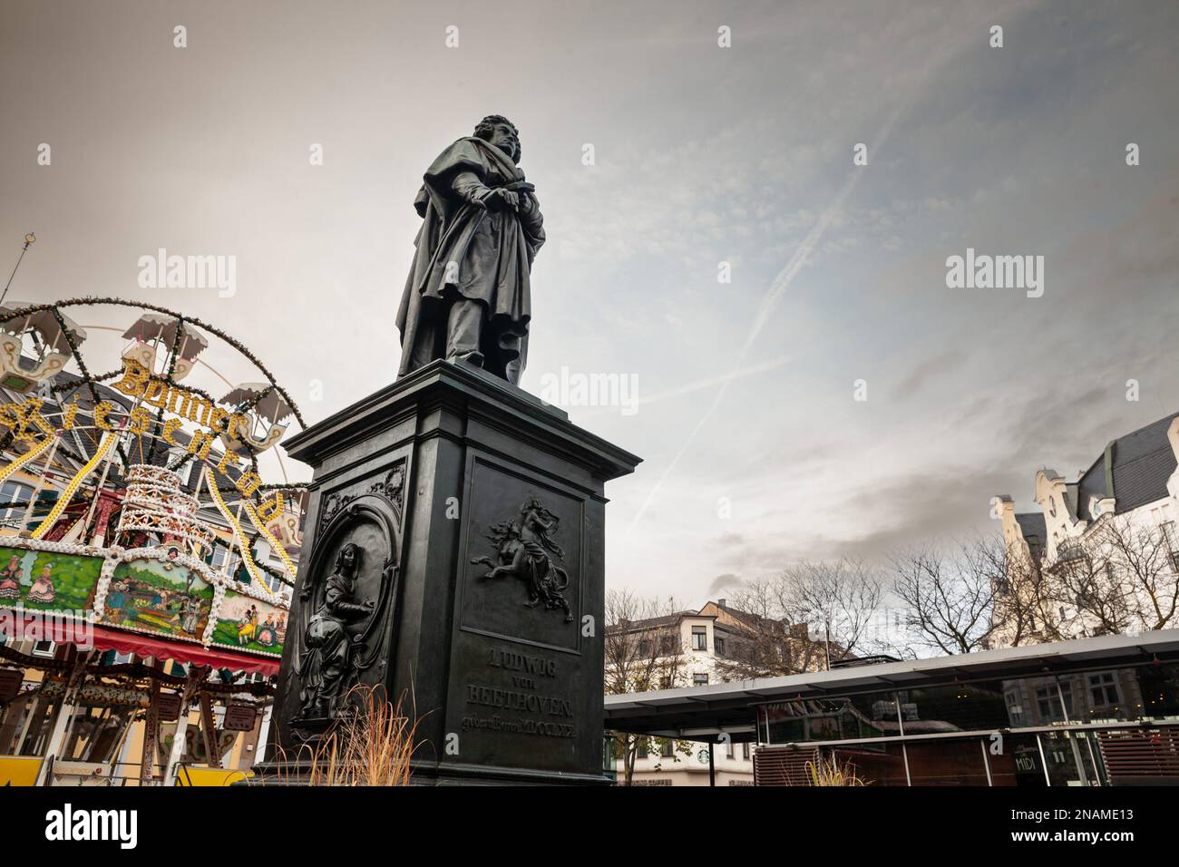 Photo de la statue de beethoven à Bonn, en Allemagne. Le monument Beethoven est une grande statue en bronze de Ludwig van Beethoven qui se dresse sur le Münsterpl Banque D'Images