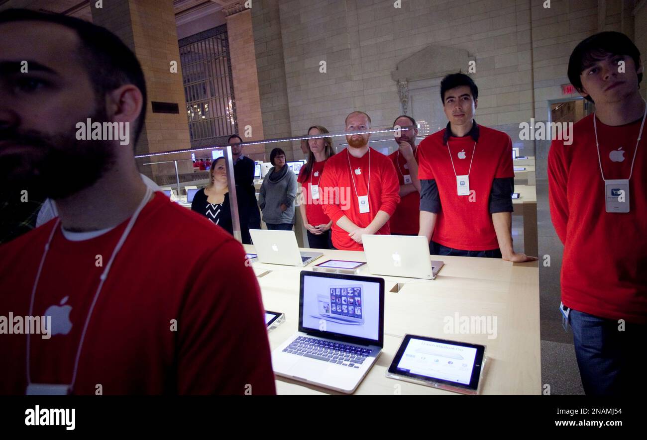 Apple store employees attend the opening for the company's new store in Grand Central Terminal, Wednesday, Dec. 7, 2011 in New York. (AP Photo/Mark Lennihan) Banque D'Images