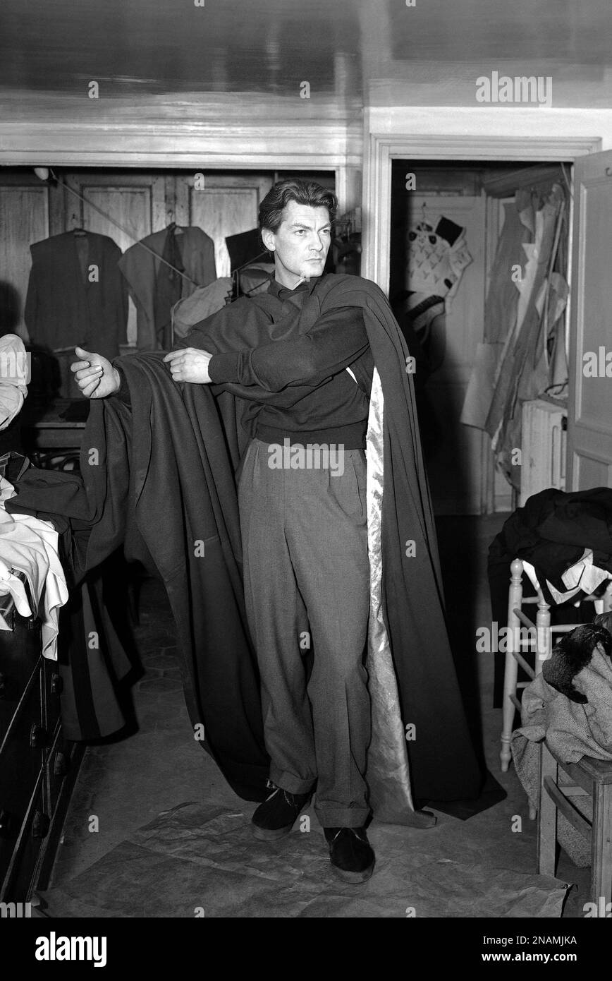 Jean Marais acteur dans le costume comme un vieil homme Photo Stock - Alamy