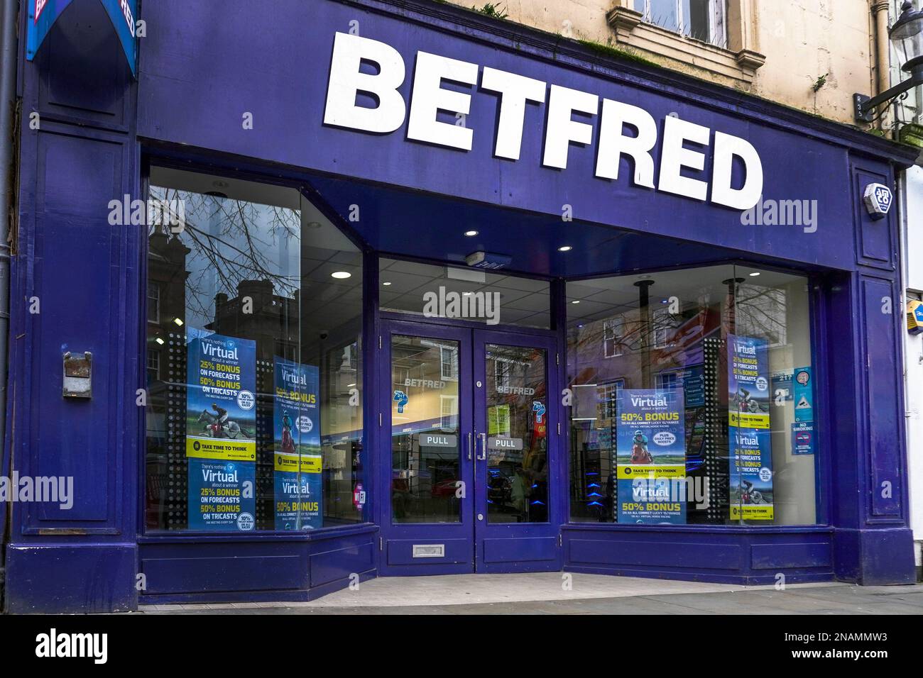 Entrée à la librairie 'Betfred', montrant certaines des offres sur des affiches dans la fenêtre. Ayr, Écosse, Royaume-Uni Banque D'Images