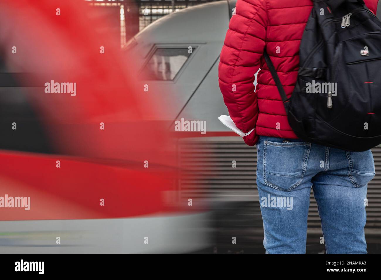 Photo des mains d'un homme tenant un masque facial, une gare de Cologne, Gerùany, pendant la crise du coronavirus Covid 19 de 2020 2021 2022. Banque D'Images