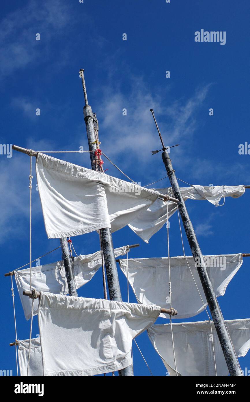 Un vieux navire aux voiles blanches contre un ciel bleu Banque D'Images
