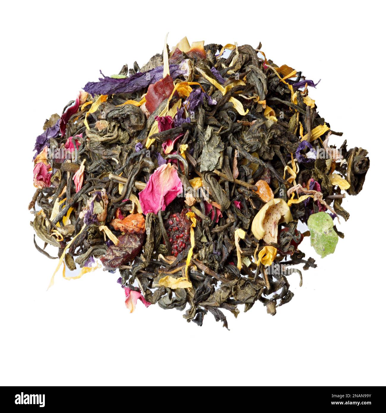 Thé vert revigorant morceaux d'ananas, rosehip, tranches de pomme, cerise, fraise, pétales et roses marigold. Banque D'Images