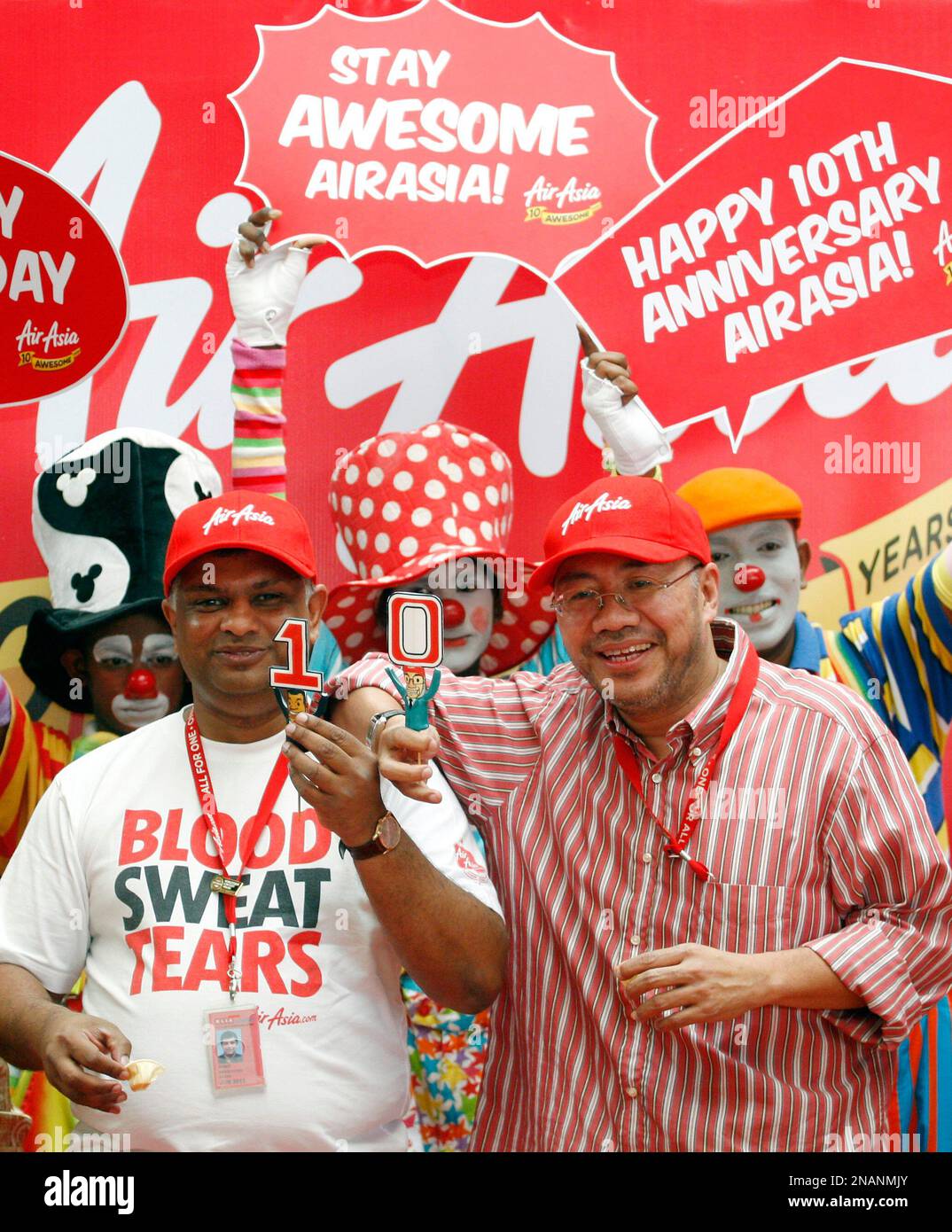 AirAsia Chief Executive Tony Fernandes, left, poses with Tune Group founder Kamarudin Meranun during AirAsia's 10th anniversary celebrations at the Low Cost Carrier Terminal in Sepang, Malaysia, Thursday, Dec. 8, 2011. (AP Photo/Lai Seng Sin) Banque D'Images