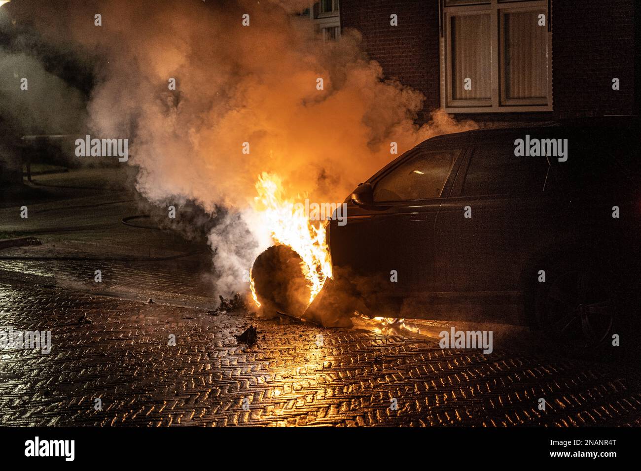 NIMÈGUE, PAYS-BAS - FÉVRIER 13 : incendie de voiture à Nimègue à Sloetstraat. Les pompiers ont été appelés à 01 h 01am pour une brûlure de voiture, à l'arrivée, tout l'avant de la voiture brûlait. Les pompiers ont utilisé de l'eau et un extincteur pour arrêter l'incendie. La voiture qui brûlait était un Range Rover, une voiture hybride avec des batteries dans le coffre. Les pompiers ont déconnecté les batteries dans le coffre pour éviter une combustion spontanée possible. La police ne peut exclure l'incendie criminel comme possibilité d'incendie. 13 février 2023 à Nimègue, pays-Bas (photo de John Beckmann/Orange Pictures) Banque D'Images