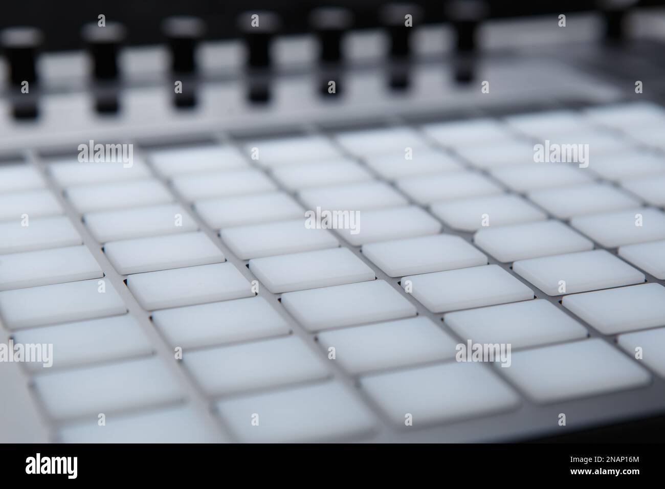 Battez la machine pour le producteur de son. Équipement audio professionnel dans un studio d'enregistrement sonore. Produisez des rythmes hip-hop avec un contrôleur midi moderne Banque D'Images