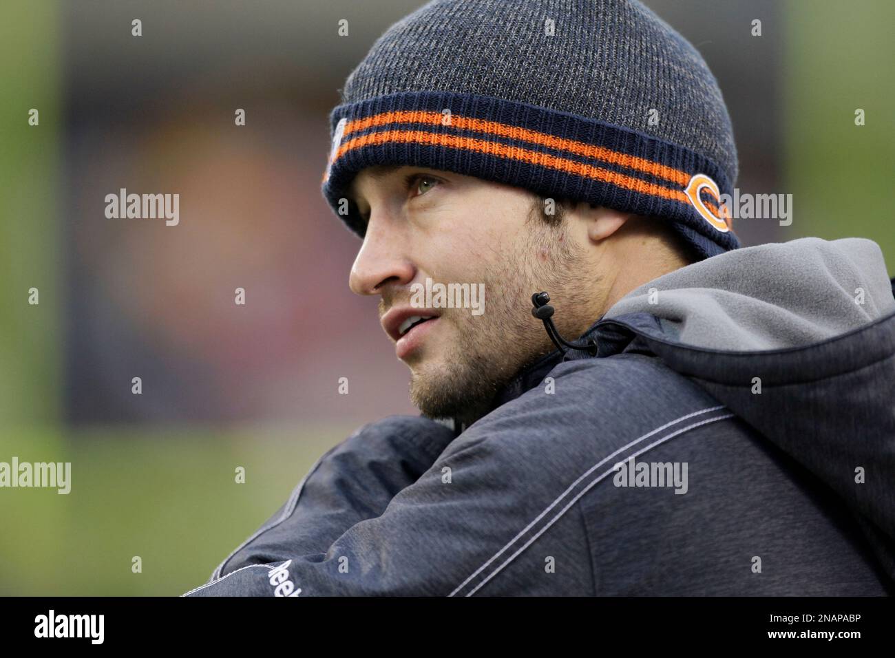 Injured Chicago Bears quarterback Jay Cutler (6) looks on from the sidelines in the first half of an NFL football game against the Kansas City Chiefs in Chicago, Sunday, Dec. 4, 2011. Banque D'Images