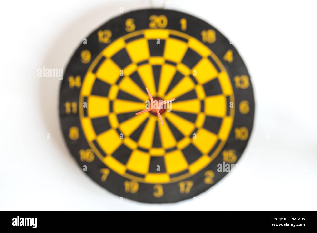 Concept d'entreprise et de Target. Gros plan de la queue des fléchettes rouges au centre du dartboard jaune et noir. Banque D'Images