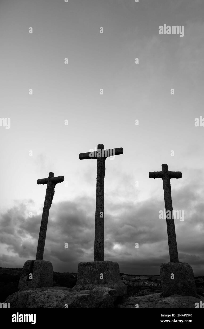 symbole religieux de pierre sur ciel bleu avec nuages noirs Banque D'Images