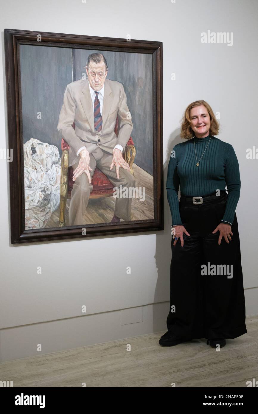 Madrid, Espagne. 13th févr. 2023. Francesca Thyssen-Bornemisza pose à côté du tableau 'un dans une chaise (portrait du baron Thyssen)' lors de la présentation de l'exposition Lucien Freud au musée Thyssen-Bornemisza de Madrid. Crédit : SOPA Images Limited/Alamy Live News Banque D'Images