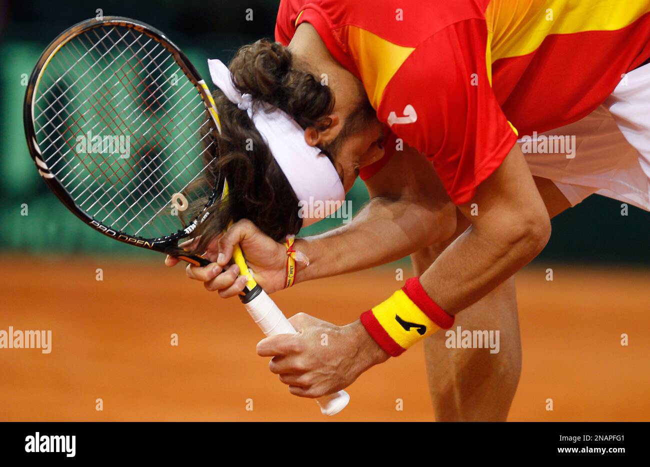 Spain's Feliciano Lopez reacts while plays with Fernando Verdasco during their doubles tennis match of the Davis Cup Final, against Argentina's David Nalbandian and Eduardo Schwank, in Sevilla, Spain, Saturday, Dec. 3, 2011. (AP Photo/Miguel Angel Morenatti) Banque D'Images