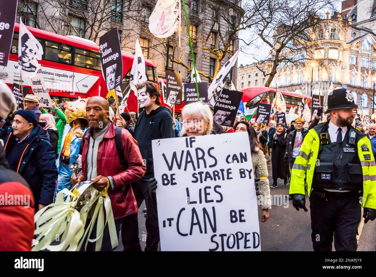 Les partisans du fondateur de WikiLeaks, Julian Assange, tiennent un 'Night Carnaval' pour exiger sa libération de prison, Londres, Angleterre, Royaume-Uni 01/02/2023 Banque D'Images