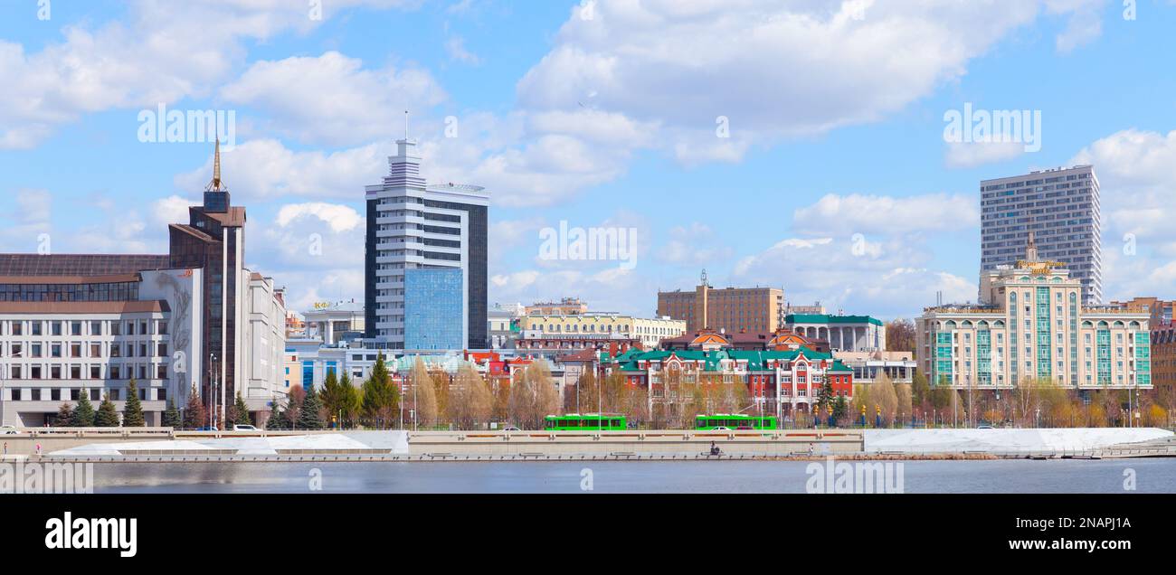 Kazan, Russie - 6 mai 2022: Kazan vue panoramique sur la rue avec les gens ordinaires sur la côte du lac de Kaban Banque D'Images