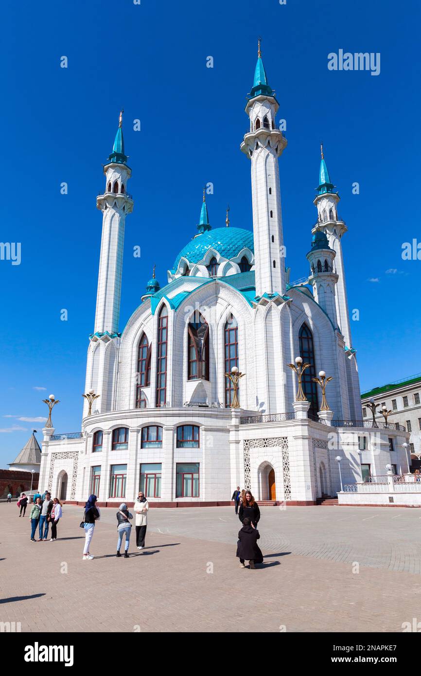 Kazan, Russie - 7 mai 2022 : les touristes prennent des photos devant la mosquée de Kul Sharif par une journée ensoleillée. Photo verticale Banque D'Images