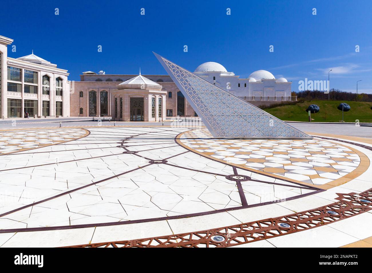Bolgar, Russie - 9 mai 2022: Sundial à l'entrée du complexe cinq étoiles SPA-hôtel Kol Gali Resort and Spa a été ouvert en 2018. L'hôtel est situé Banque D'Images