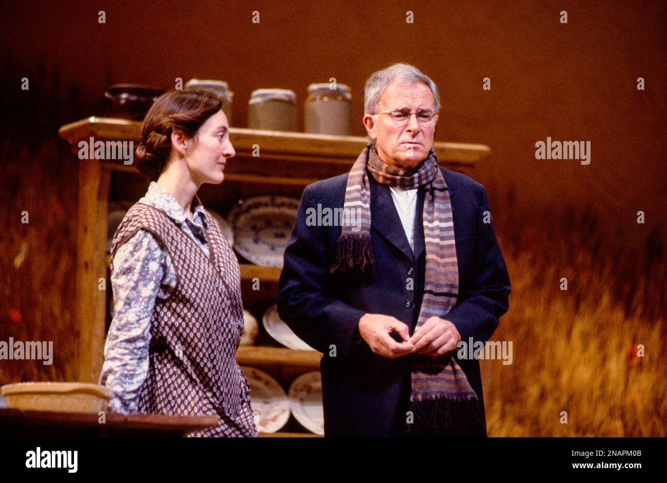 Brid Brennan (Agnes), Alec McCowen (Jack) en DANSE À LUGHNASA par Brian Friel au Lyttelton Theatre, National Theatre (NT), Londres SE1 15/10/1990 un Abbey Theatre Dublin conception de production: Joe Vanek éclairage: Trevor Dawson réalisateur: Patrick Mason Banque D'Images