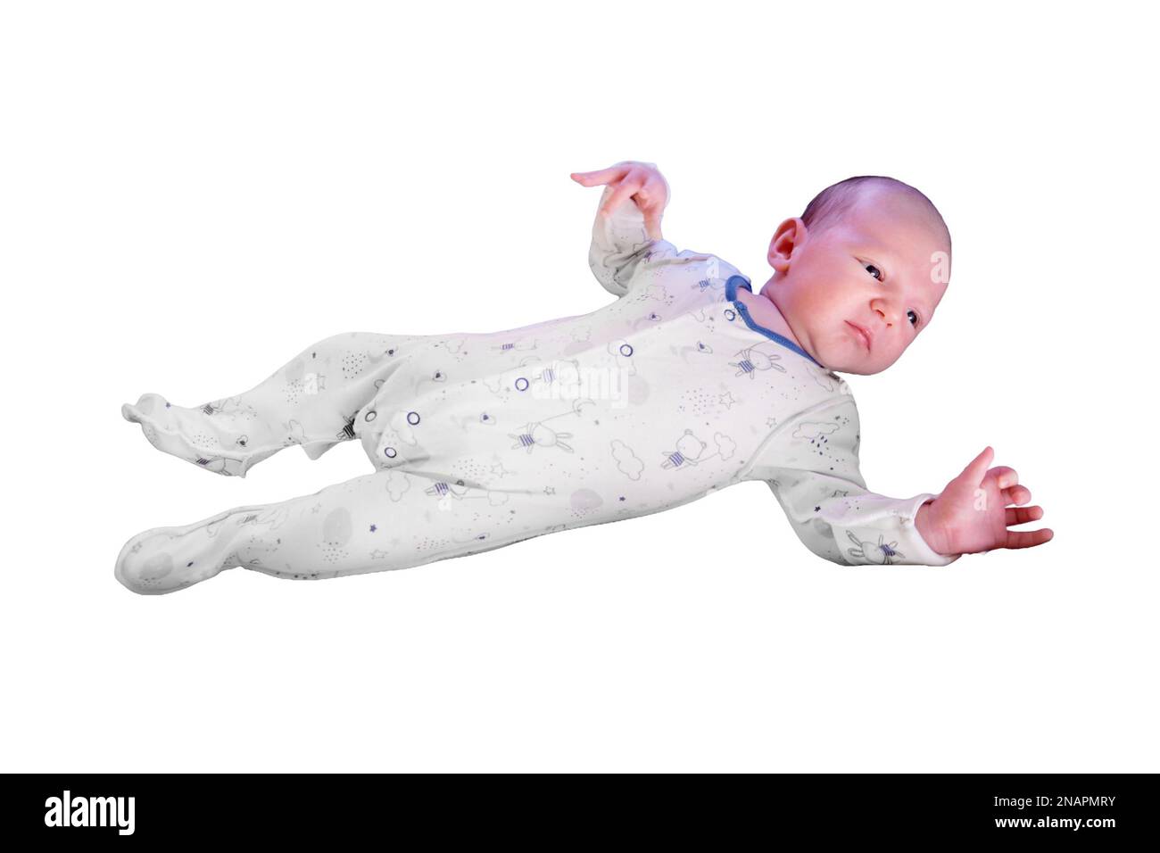 Portrait d'un bébé garçon âgé de 1 mois allongé avec ses yeux ouverts dans un berceau, isolé sur un fond blanc. Enfant caucasien dans la chambre des enfants sur le Banque D'Images