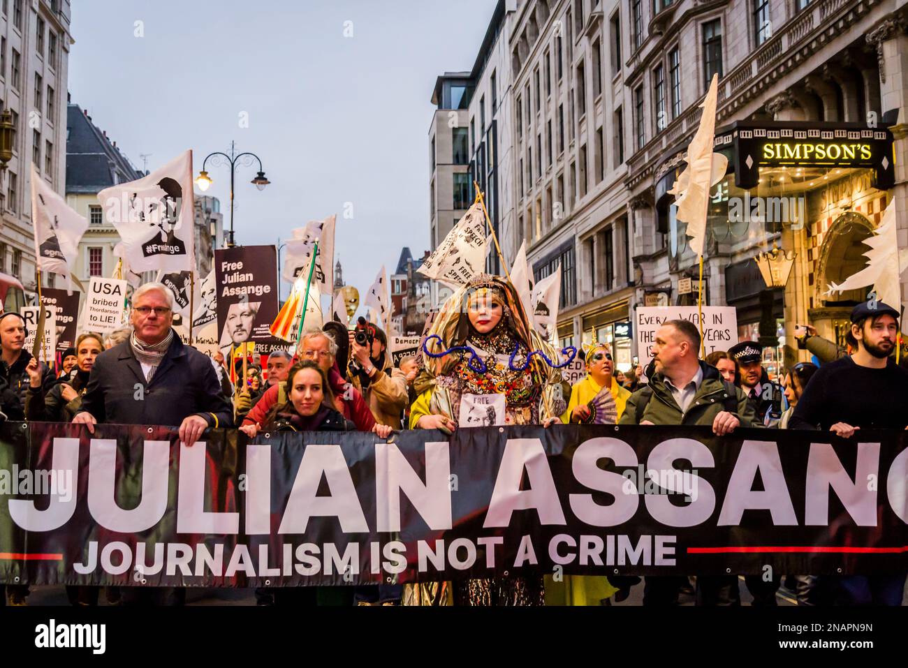 Les partisans du fondateur de WikiLeaks, Julian Assange, tiennent un 'Night Carnaval' pour exiger sa libération de prison, Londres, Angleterre, Royaume-Uni 01/02/2023 Banque D'Images