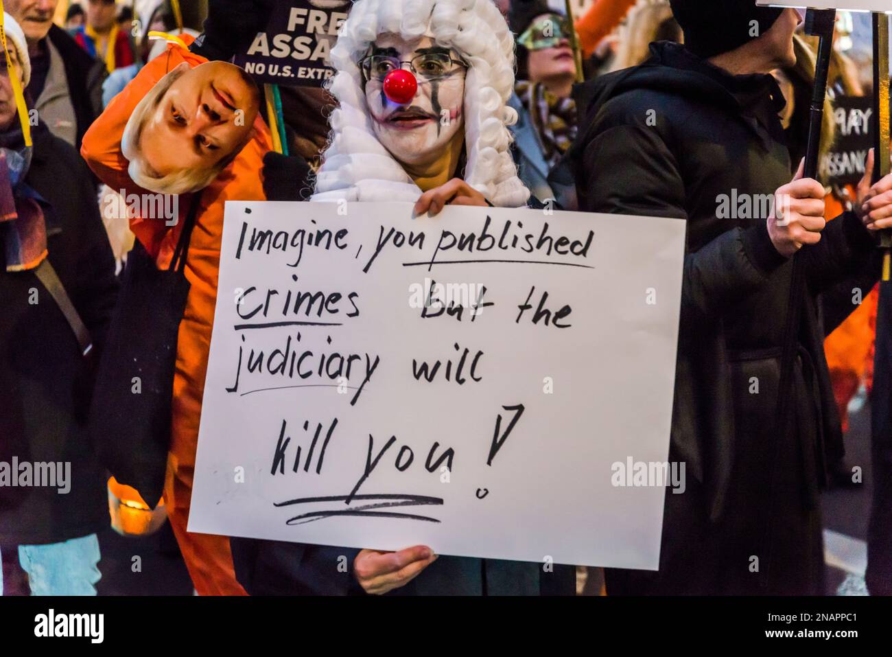 Les partisans du fondateur de WikiLeaks, Julian Assange, tiennent un 'Night Carnaval' pour exiger sa libération de prison, Londres, Angleterre, Royaume-Uni 01/02/2023 Banque D'Images