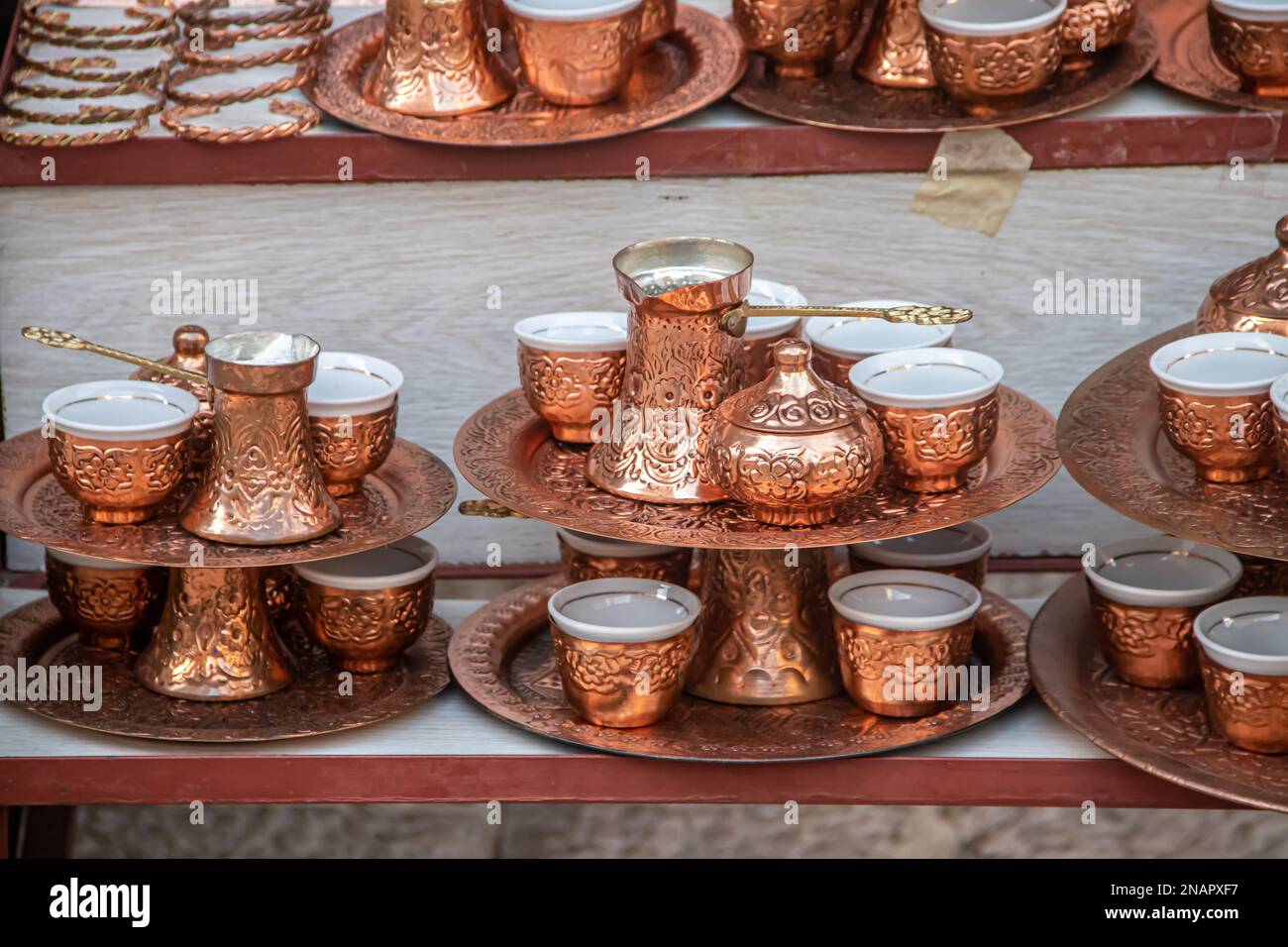 Café turc bosniaque servi dans des plats de cuivre de café de style ottoman appelés dzezva et fildzan, une façon très traditionnelle d'avoir du café Banque D'Images