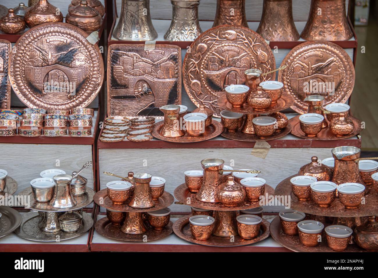 Café turc bosniaque servi dans des plats de cuivre de café de style ottoman appelés dzezva et fildzan, une façon très traditionnelle d'avoir du café Banque D'Images