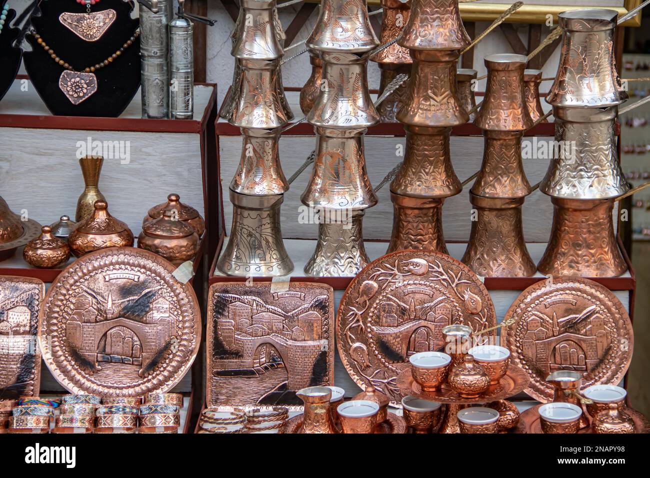 Café turc bosniaque servi dans des plats de cuivre de café de style ottoman appelés dzezva et fildzan, une façon très traditionnelle d'avoir du café Banque D'Images
