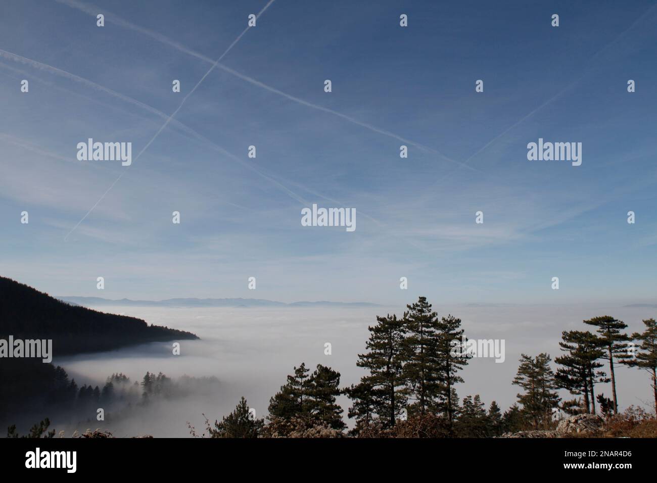Sarajevo's foggy skyline is seen from mount Trebevic near Sarajevo, Bosnia, on Tuesday, Nov. 29, 2011. Traffic pollution and burning low quality coal for heating (due to high price of natural gas ) caused clouds of air pollution during days with low air pressure in unusually warm weather.(AP Photo/Amel Emric) Banque D'Images