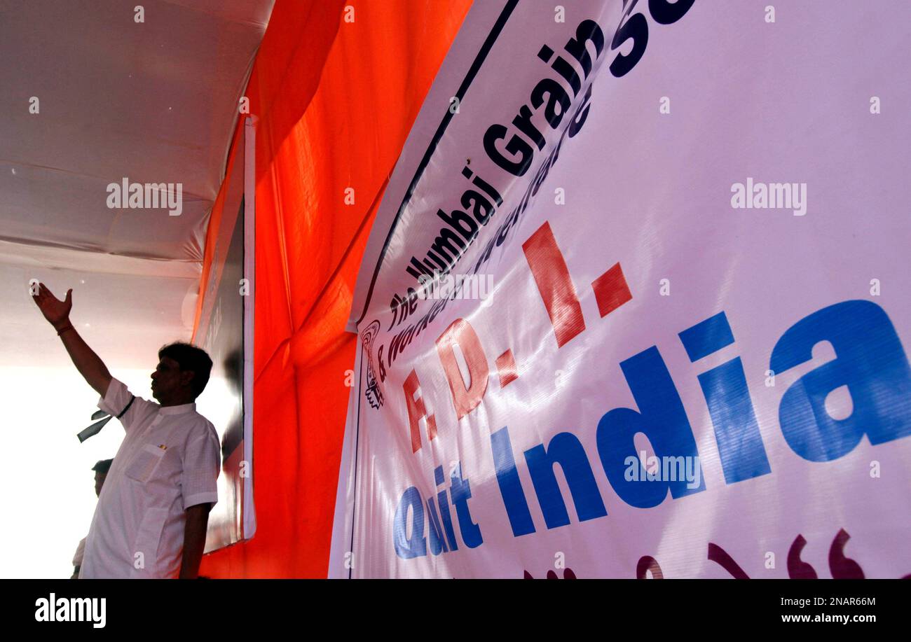 An activist of India's opposition Bharatiya Janata Party (BJP) shouts slogans during a protest against the country's new open-door policy for foreign retailers in Mumbai, India, Tuesday, Nov. 29, 2011. The Cabinet decision last week to let foreign retailers own up to 51 percent of supermarkets and 100 percent of single-brand stores has unleashed a political furor across the country, with parties across the spectrum demanding its immediate revocation. (AP Photo/Rajanish Kakade) Banque D'Images