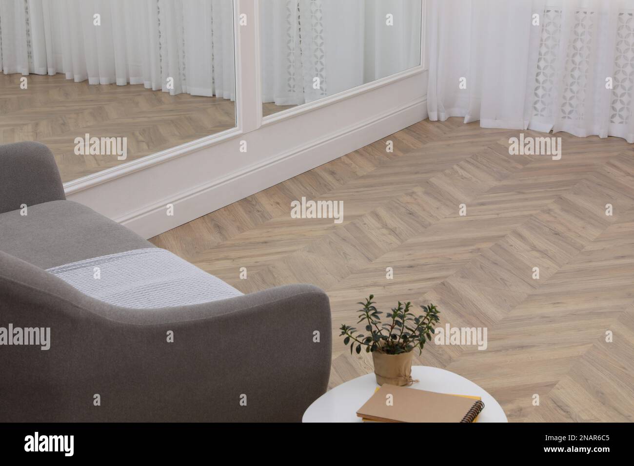 Salon moderne avec parquet et mobilier élégant Banque D'Images