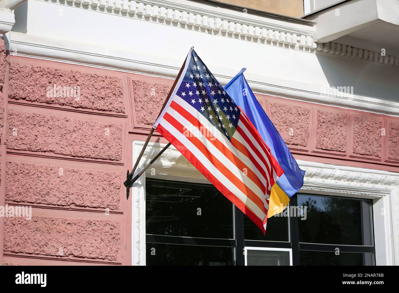 Drapeaux de l'Ukraine et des Etats-Unis sur la façade du bâtiment Banque D'Images