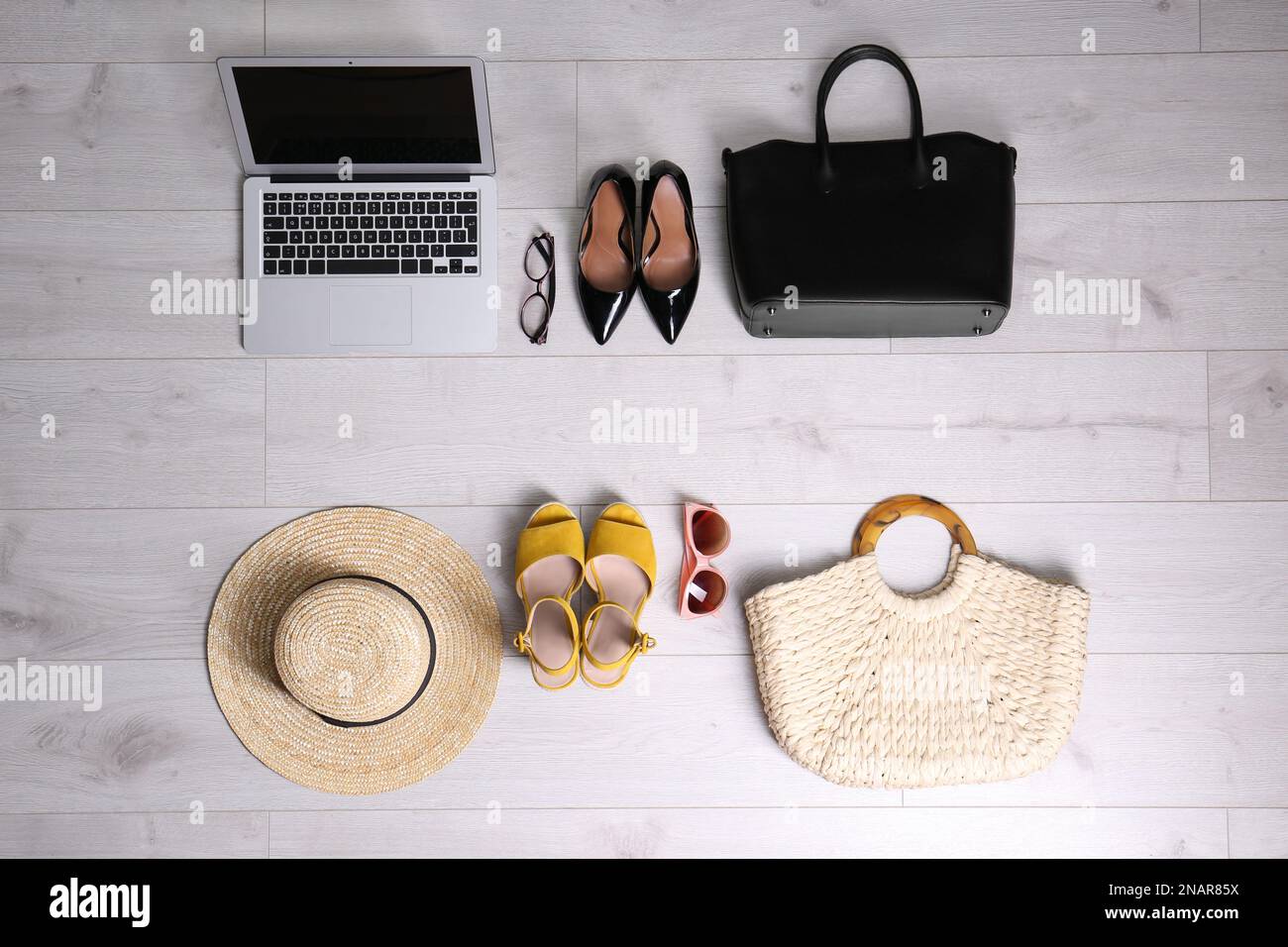 Composition de la pose plate d'articles d'affaires avec accessoires de vacances sur fond blanc en bois. Concept d'équilibre vie-travail Banque D'Images