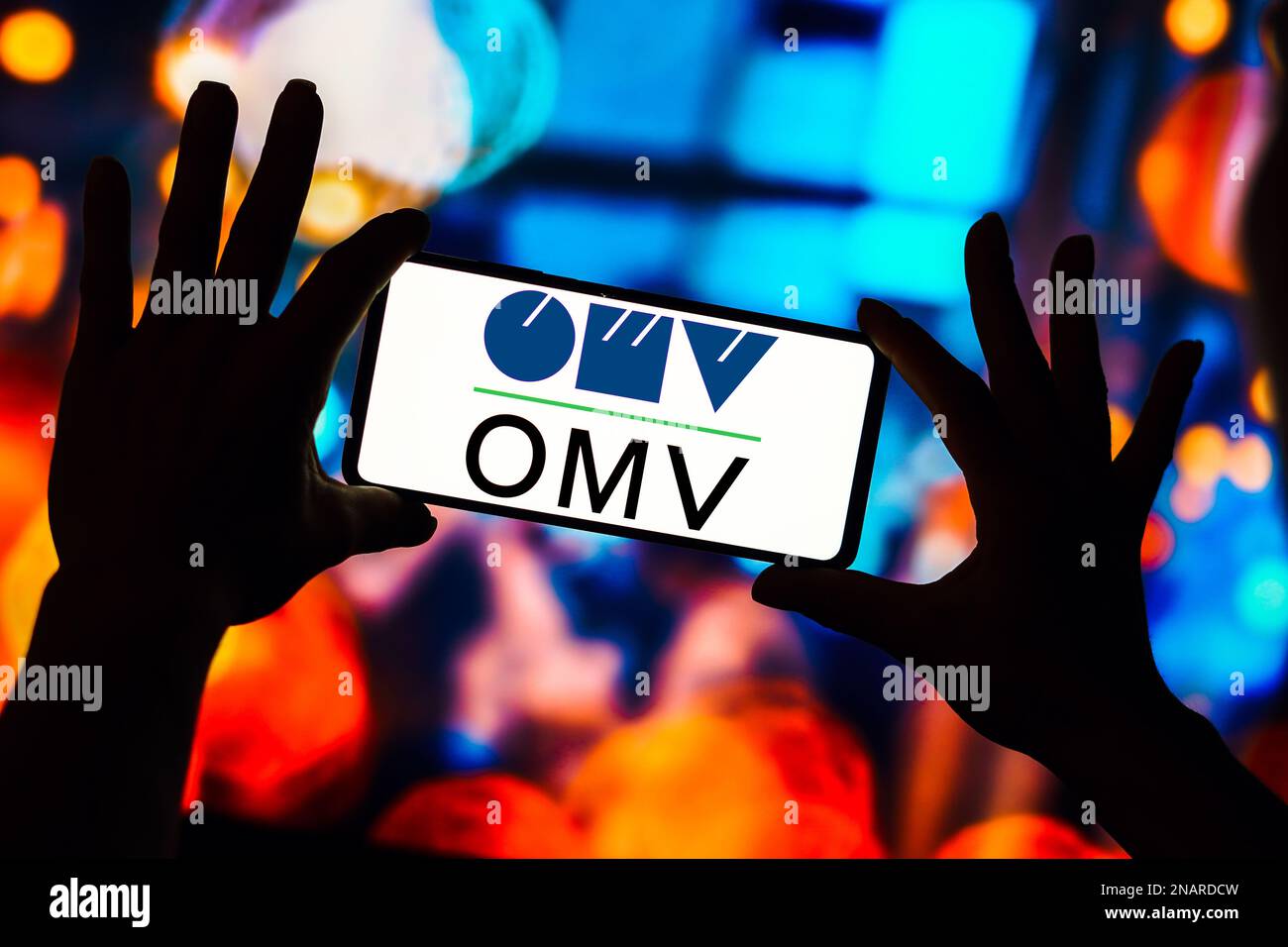 Dans cette illustration, un logo OMV apparaît sur un smartphone avec un  stylet, une touche, un livre et des casques en arrière-plan Photo Stock -  Alamy