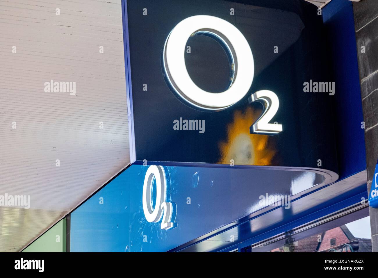 Gros plan sur le panneau ou le logo de téléphone mobile O2 Royaume-Uni Banque D'Images