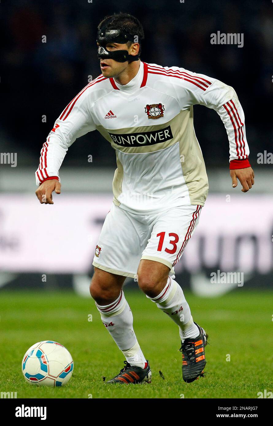 Leverkusen's Michael Ballack plays the ball during the German first division Bundesliga soccer match between Hertha BSC Berlin and Bayer 04 Leverkusen in Berlin, Germany, Saturday, Nov. 26, 2011. The match ended in a 3-3 draw. (AP Photo/Michael Sohn) Banque D'Images