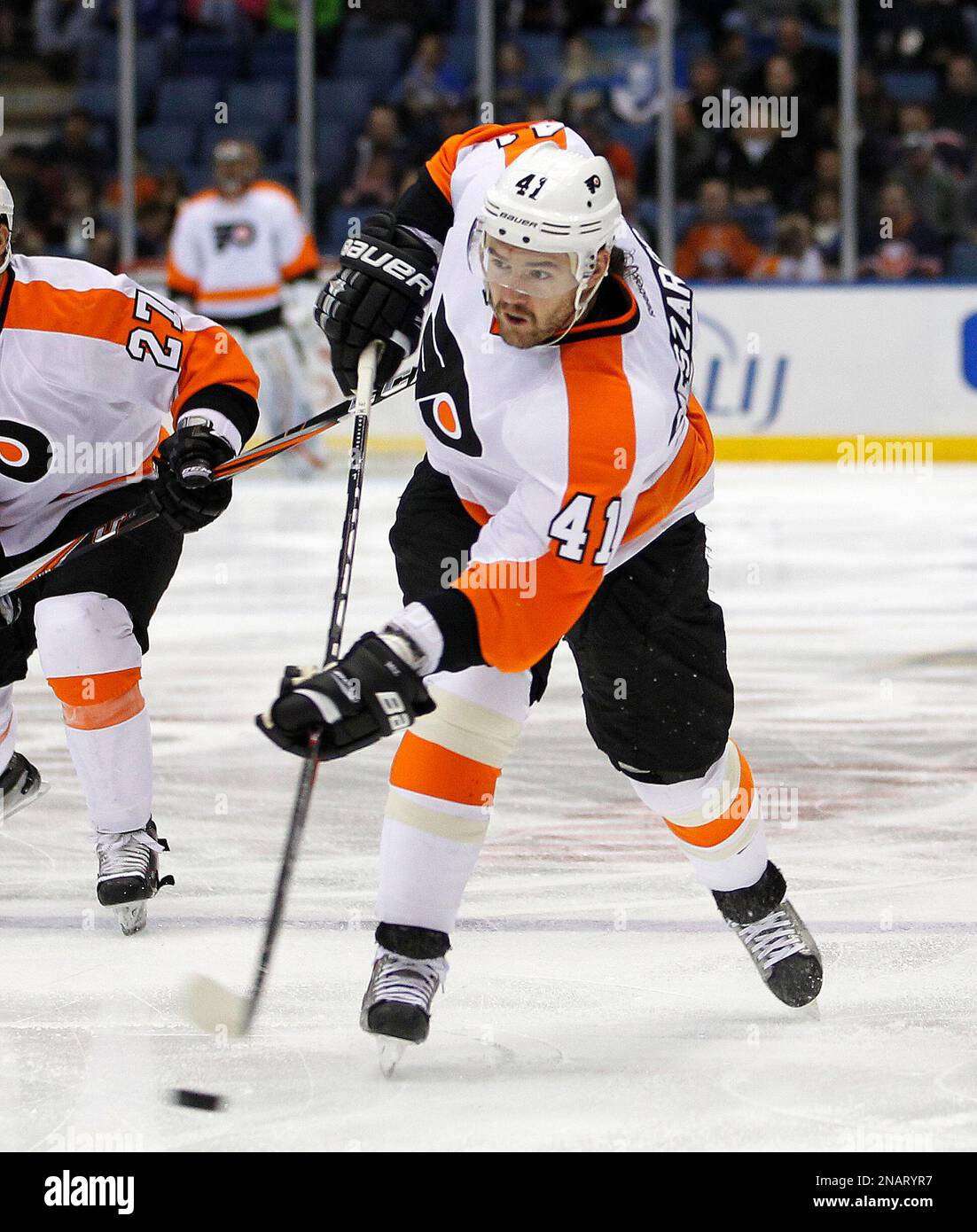 Philadelphia Flyers' Andrej Meszaros (41) takes a slapshot 18 seconds into the game and scores the first goal of an NHL hockey game against the New York Islanders at the Nassau Coliseum in Uniondale, N.Y., Wednesday, Nov. 23, 2011. (AP Photo/Paul J. Bereswill) Banque D'Images