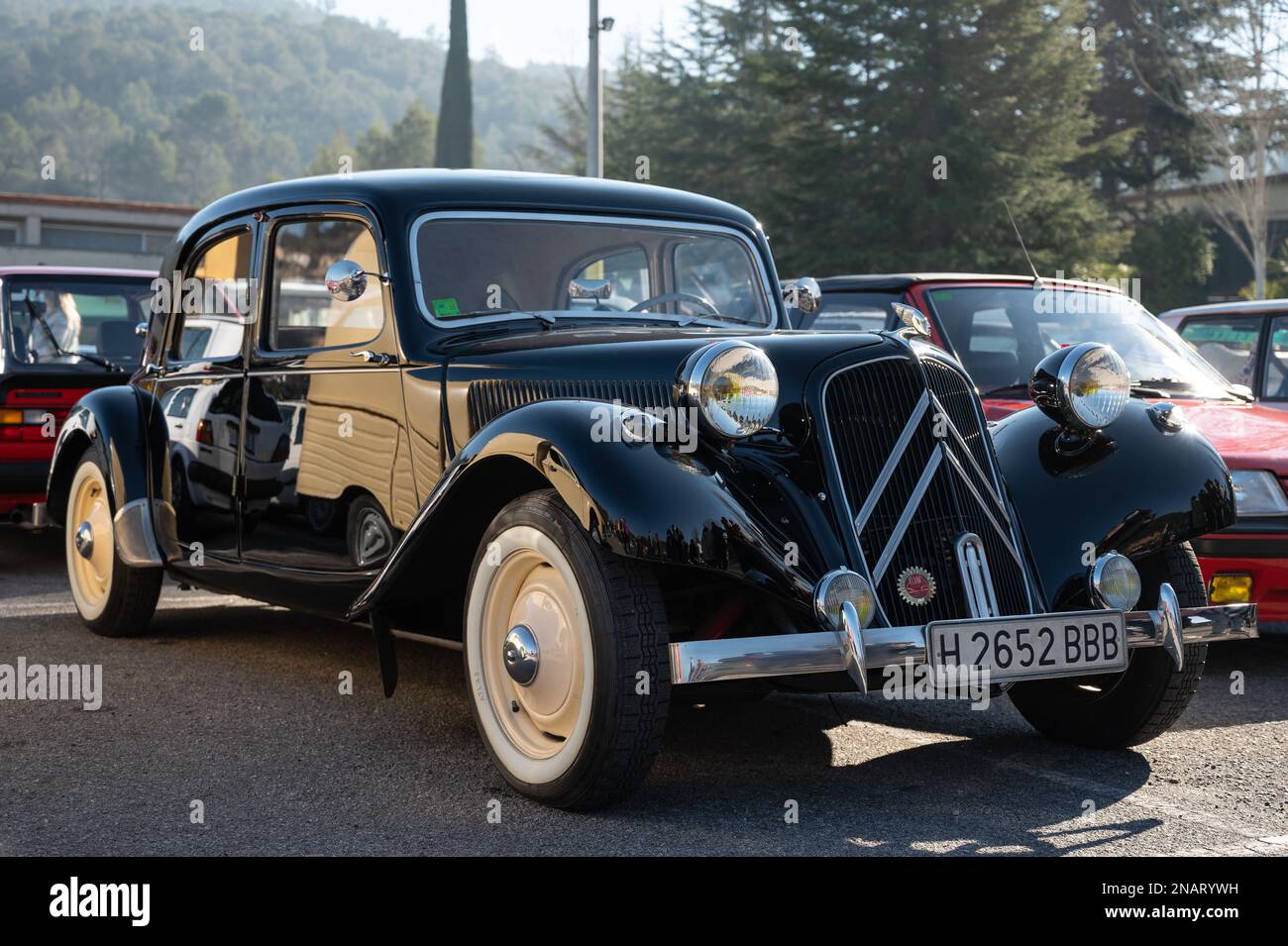 Une ancienne traction Citroën noire avant sur la rue de Barcelone en Espagne Banque D'Images