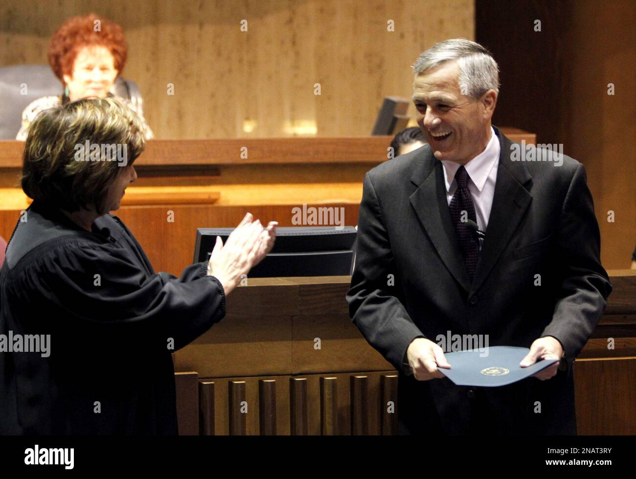 Sen. Jerry Lewis, R-Mesa, right, smiles as he is applauded by Arizona Supreme Court Chief Justice Rebecca White Berch after she administered the oath of office to Lewis on the Arizona Senate floor at the Capitol, Tuesday, Nov. 22, 2011, in Phoenix. Lewis replaces outgoing Senate President Russell Pearce, who was voted out of office in a recall election. (AP Photo/Ross D. Franklin) Banque D'Images