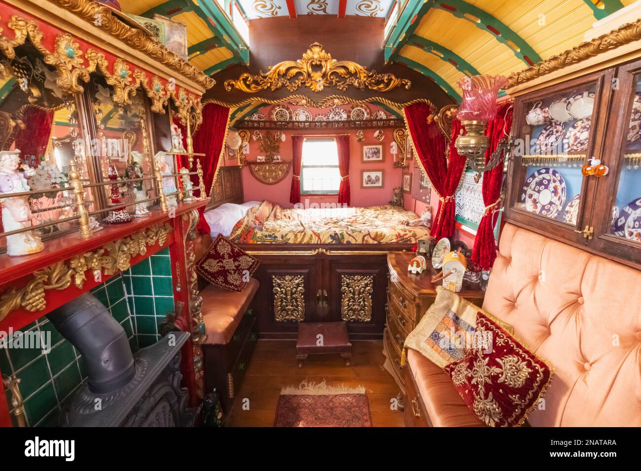 Angleterre, Dorset, la foire annuelle de vapeur du Grand Dorset à Tarrant Hinton près de Blandford Forum, intérieur coloré de la Caravane tzigane traditionnelle Banque D'Images