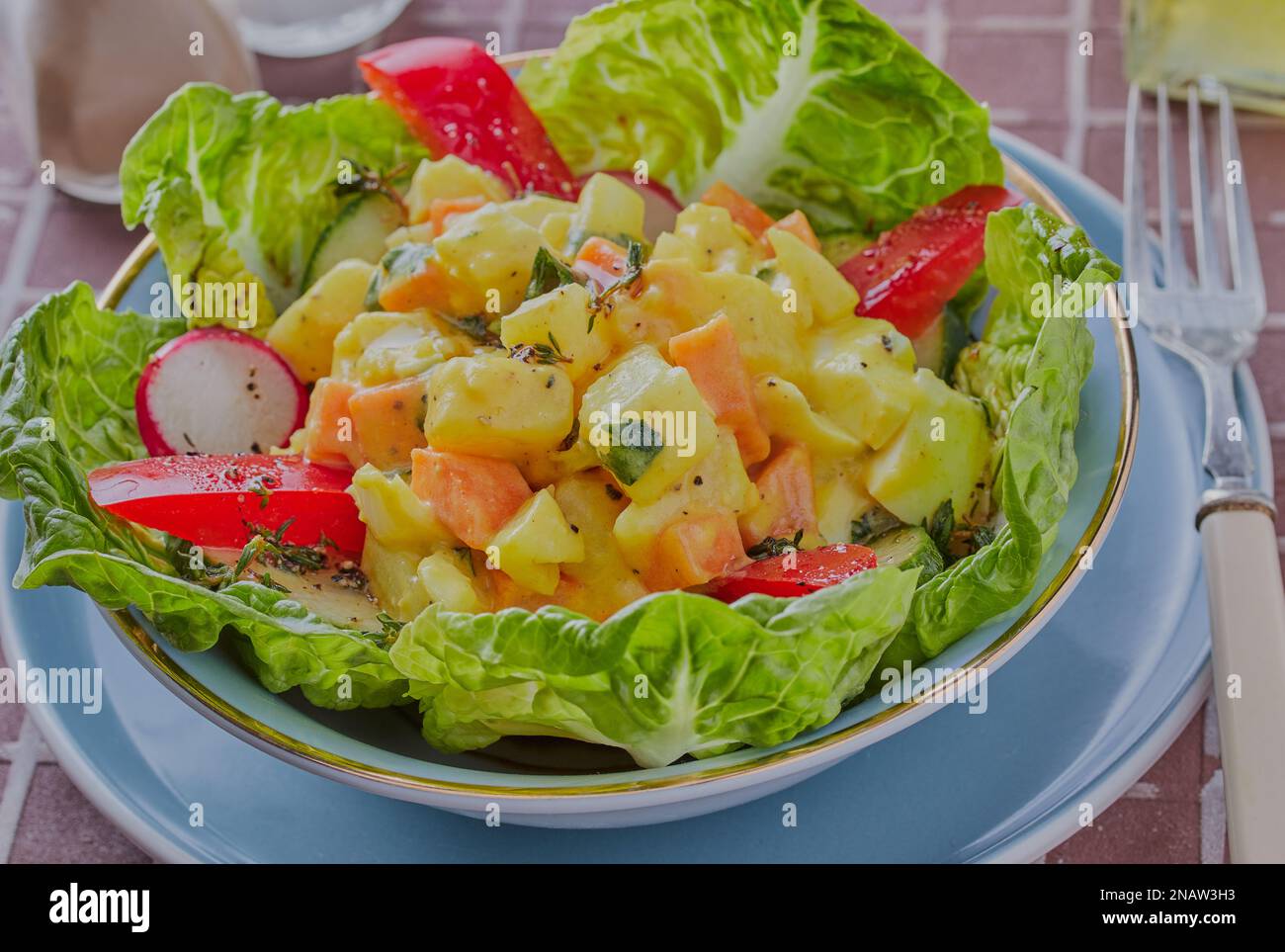 Poulet couronnement avec salade mixte dans un plat bleu. Banque D'Images