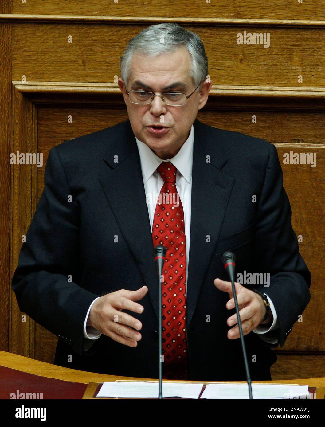 Greek Prime Minister Lucas Papademos delivers a speech during a parliament's meeting in Athens, Wednesday, Nov. 16, 2011. Greece was negotiating with international bankers Wednesday over the details of a euro 100 billion ($135 billion) writedown of its debt, as the country's new prime minister geared up to win a confidence vote on his coalition government. (AP Photo/Thanassis Stavrakis) Banque D'Images