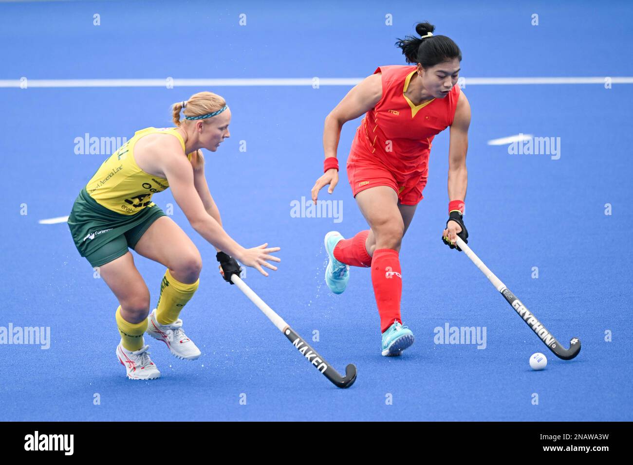 Courtney Schonell de l'équipe nationale de hockey féminin (L) et Gu ...