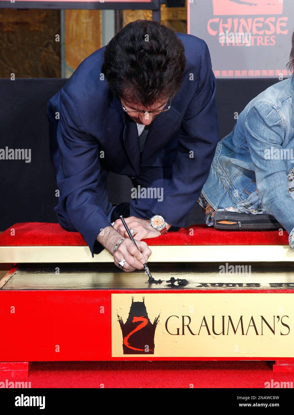 George Chakiris is immortalized with a hand and footprint ceremony at the world famous Grauman's Chinese Theatre, the same theater the award-winning film originally debuted at in 1961, in honor of the "West Side Story: 50th Anniversary Edition" Blu-ray release on Tuesday, Nov. 15, 2011, in Los Angeles. (Joe Kohen/AP Images for Twentieth Century Fox Home Entertainment) Banque D'Images