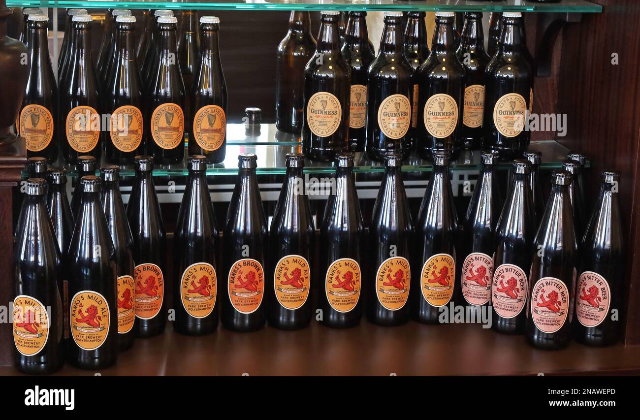 Bouteilles millésimes de la brasserie Banks doux Ale & Guinness bières et bières Banque D'Images