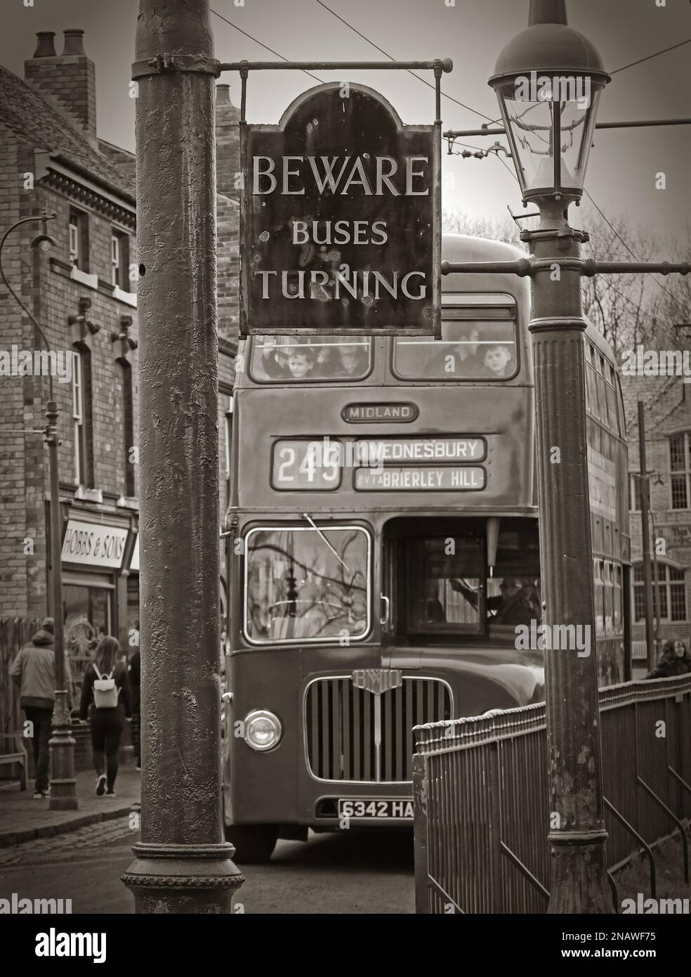 Prenez garde aux bus en tournant le panneau, dans la rue, - 245 Midland Red bus approche à Wednesbury via Brierly Hill, 6342HA Banque D'Images