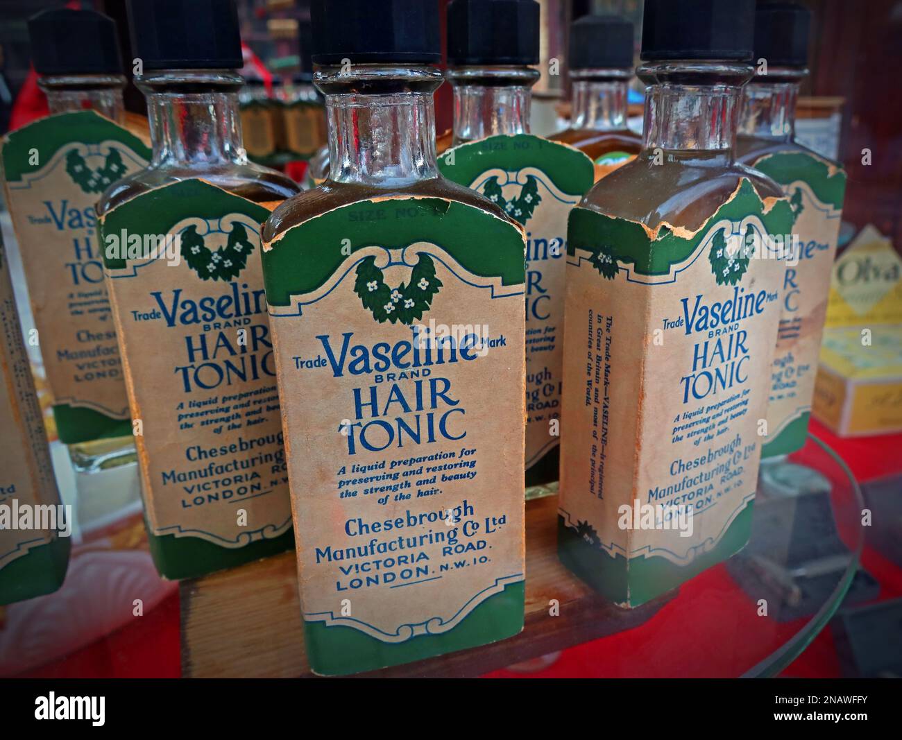 Vieilles bouteilles de marque médicinale Vaseline (marque commerciale) tonique capillaire, Cheesebrough Manufacturing Co Ltd, Victoria Road, Londres NW10, Angleterre, Royaume-Uni Banque D'Images