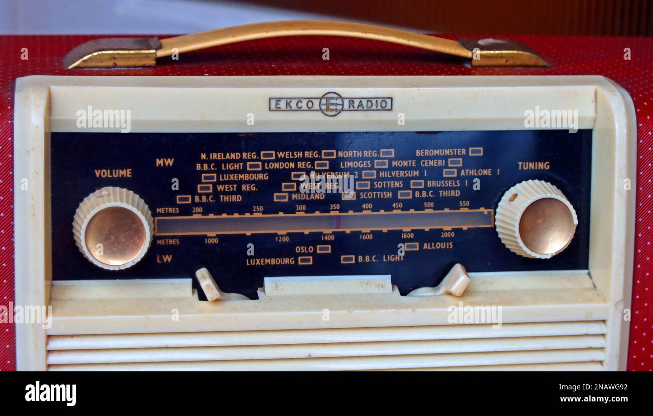 Radio EKCO 1950s crème & rouge, ondes moyennes MW / ondes longues LW, syntonisation manuelle avec stations - BBC Third, Light, Luxembourg, Oslo, Hilversum, Sottens Banque D'Images