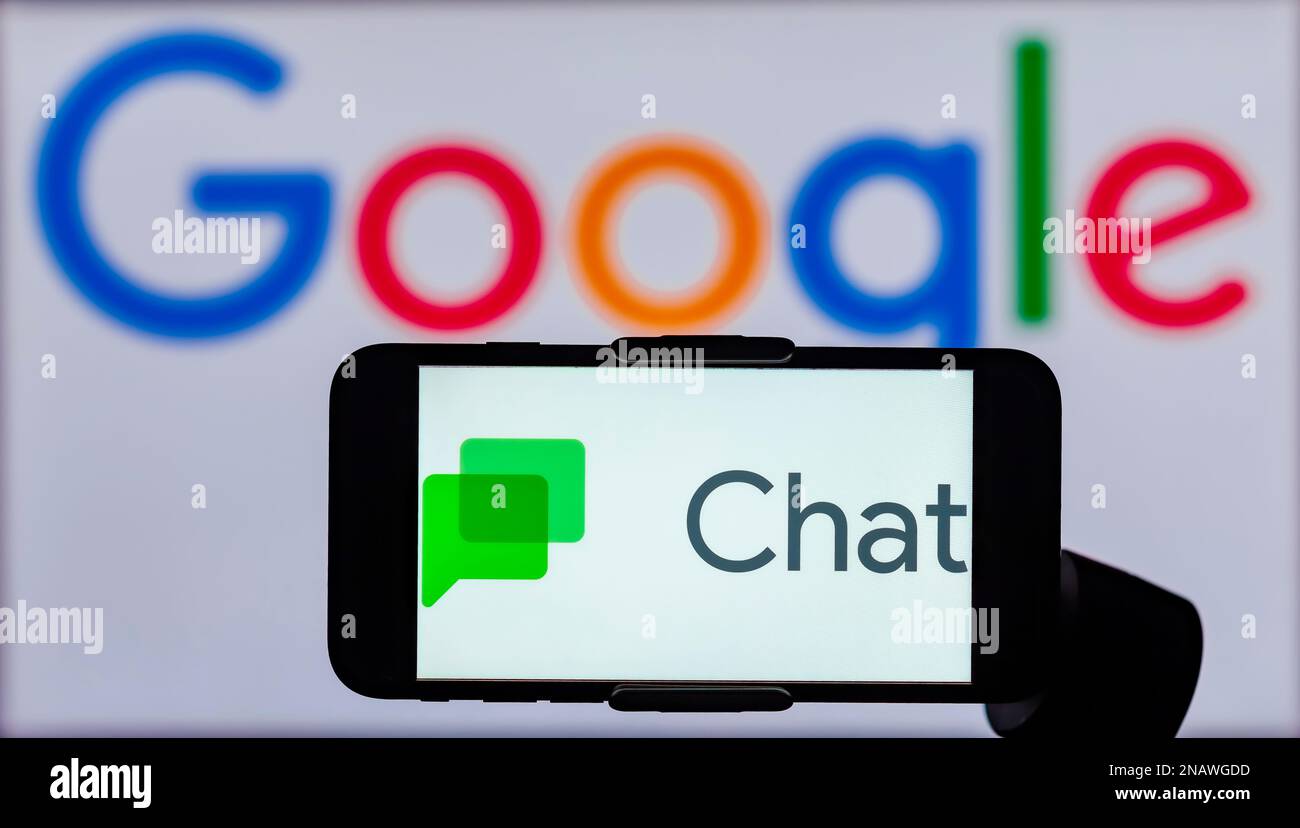 Inde. 13th févr. 2023. Dans cette illustration, le logo de Google Chat s'affiche sur l'écran d'un téléphone mobile avec un logo Google en arrière-plan. Crédit : SOPA Images Limited/Alamy Live News Banque D'Images