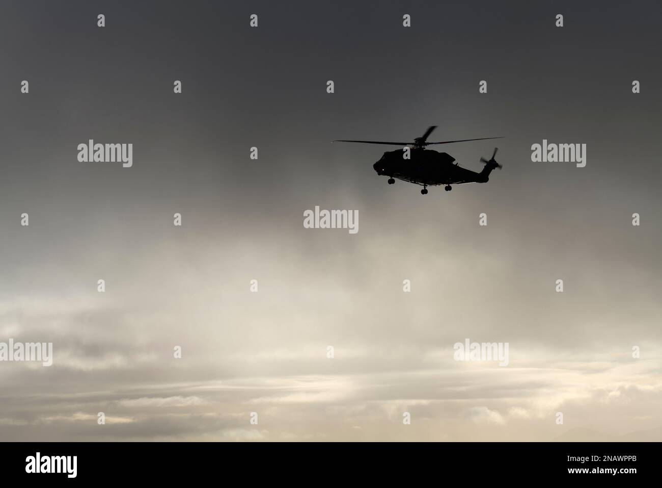 Hélicoptère HM Coastguard contre un ciel orageux survolant l'île de Skye, en Écosse Banque D'Images